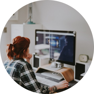 girl_working_on_desktop